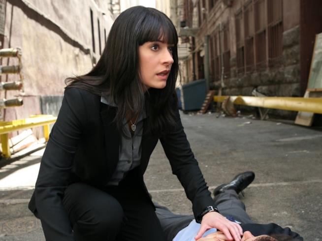 Emily Prentiss potrebbe tornare in azione nella BAU Un'immagine di Emily Prentiss in azione sul set di Criminal Minds
