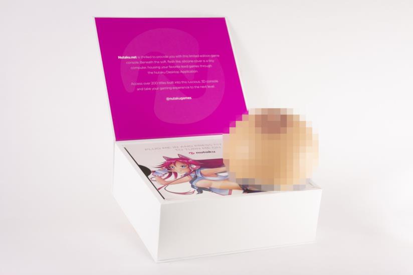 La prima console a forma di seno è targata Nutaku La console a forma di seno di Nutaku