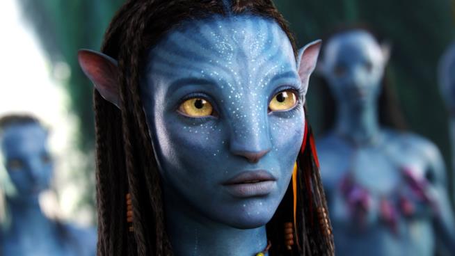 Avatar dopo dieci anni. Parla il regista Neytiri in primo piano in una scena di Avatar