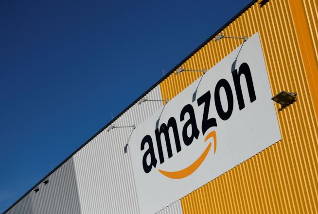 Amazon, un robot ha provocato un incidente e mandato 24 dipendenti in ospedale Amazon