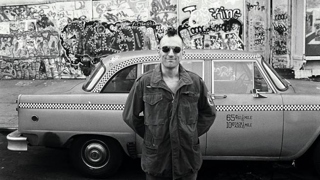 Taxi Driver compie 40 anni, ecco il poster che celebra l'evento Robert De Niro è il taxi driver Travis Bickle