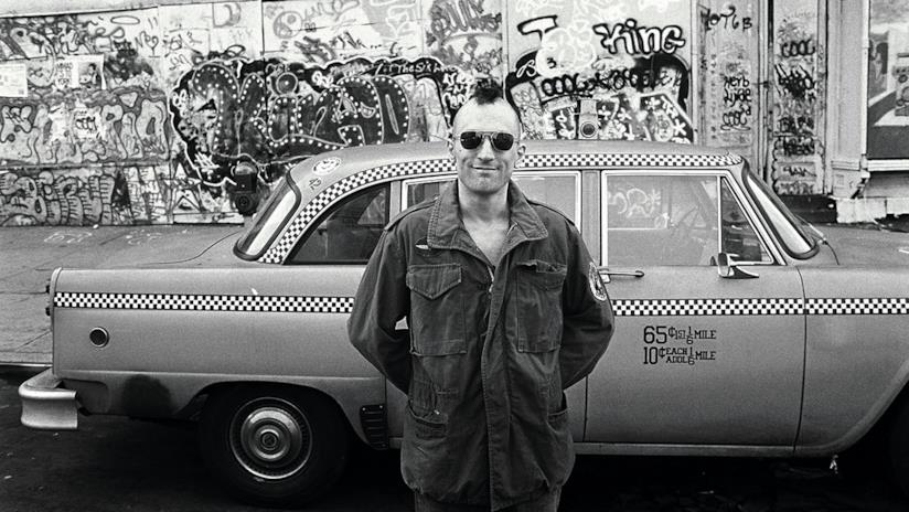 Taxi Driver compie 40 anni, ecco il poster che celebra l'evento Robert De Niro è il taxi driver Travis Bickle