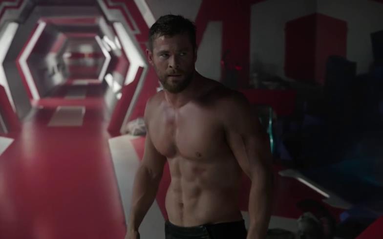 Chris Hemsworth senza maglietta nel film Thor: Ragnarok La scena a petto nudo di Chris Hemsworth in Thor: Ragnarok
