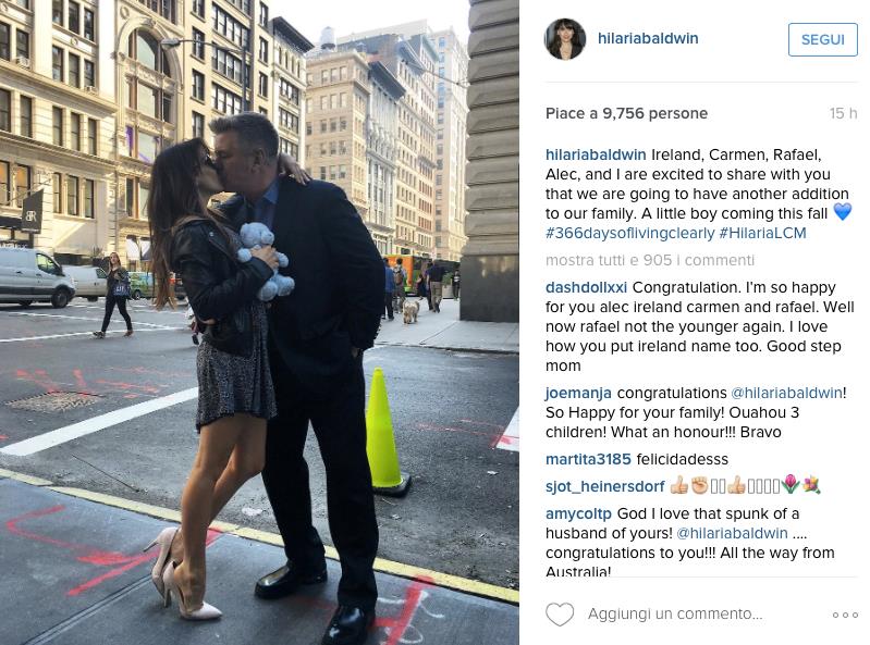 Alec Baldwin diventerà di nuovo papà Alec Baldwin bacia la moglie Hilaria in uno scatto postato su Instagram