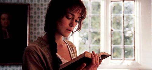 Keira Knightley legge Keira Knightley legge un libro in una scena di Orgoglio e Pregiudizio