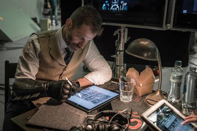 Zack Snyder indossa un guanto di Batman e disegna uno storyboard di Deathstroke Zack Snyder disegna storyboard Deathstroke