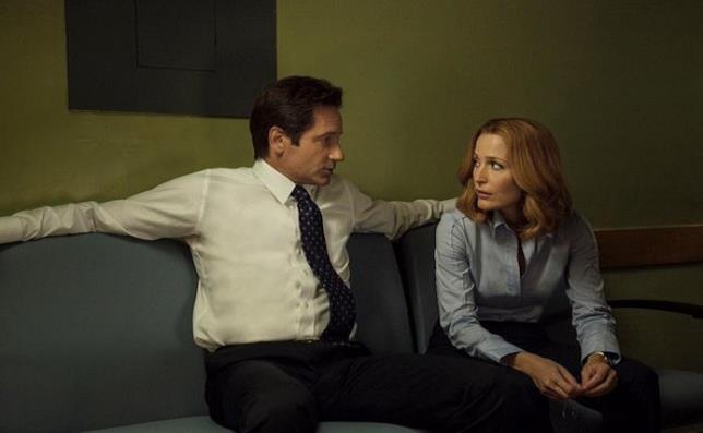 Fox Mulder e Dana Scully di X-Files Fox Mulder e Dana Scully seduti