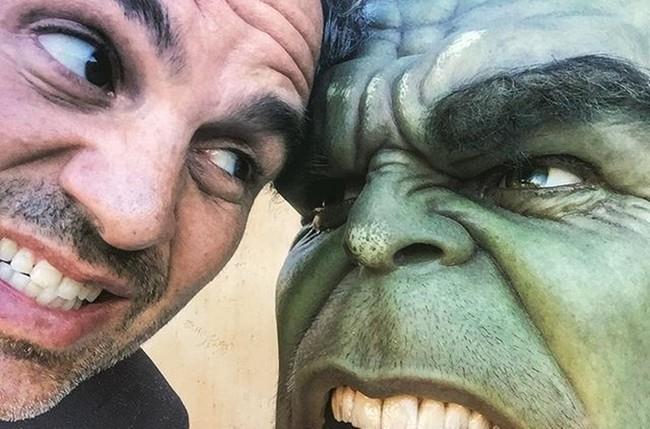 Mark Ruffalo nei panni di Hulk Mark Ruffalo con Hulk sul set di Thor: Ragnarok
