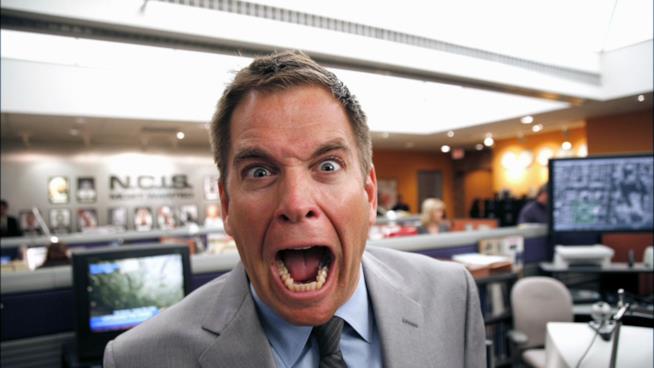 Tony DiNozzo non verrà rimpiazzato in NCIS Michael Weatherly con un'espressione divertente sul set di NCIS