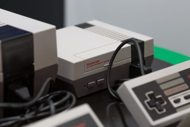 Il NES Classic Mini si mostra in nuove foto e in un trailer nostalgico Il NES Classic Mini e il mitico controller esposti al Comic-Con di San Diego