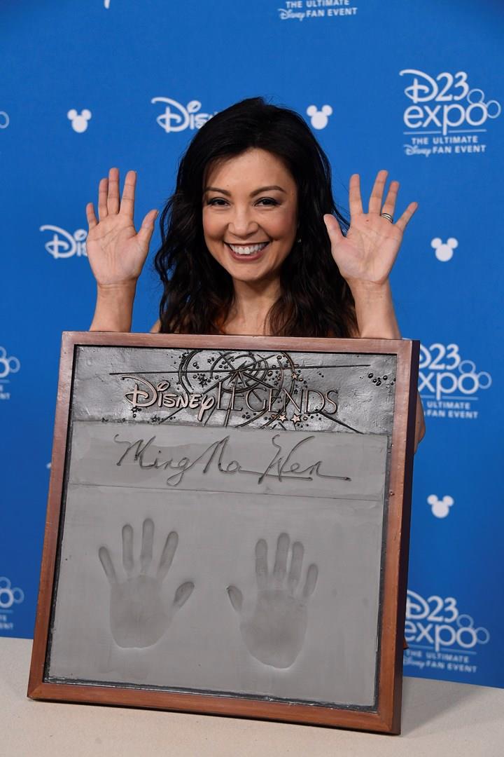 Al D23 Expo, Ming-Na Wen si aggiunge al cast di The Mandalorian e viene premiata come Disney Legends Le impronte di Ming-Na Wen sulla targa commemorativa Disney Legends