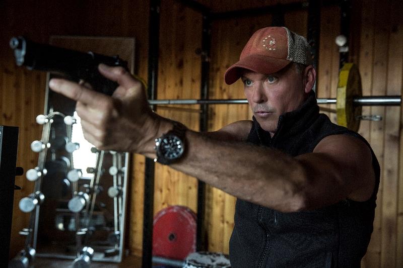 Michael Keaton in American Assassin Michael Keaton imbraccia un fucile in American Assassin