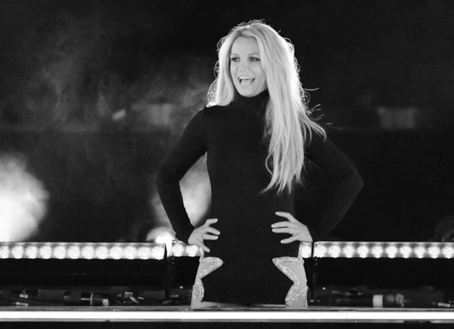 Britney Spears somiglia a Cleopatra? Il malinteso su Internet Britney Spears si esibisce sul palco