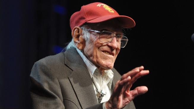 La storia vera di Louis Zamperini che ha ispirato il film Unbroken Louis Zamperini in una delle ultime apparizioni pubbliche