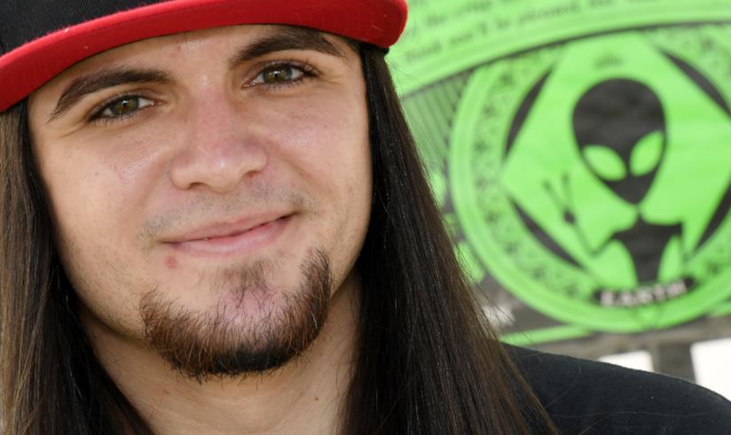 No-Fly-Zone sopra i cieli del Nevada per il festival Alien Stock Una gru con un modellino di UFO e un'insegna a tema alieni, sullo sfondo del deserto del Nevada