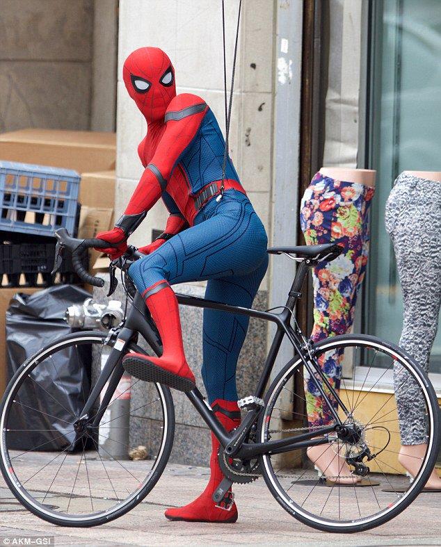 Tom Holland è Spider-Man Tom Holland in bici nel ruolo di Spider-Man