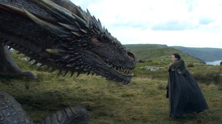 Game of Thrones 8: Emilia Clarke anticipa emozioni per il quinto episodio e prende in giro Jon Snow Rhaegal e Jon Snow in Game of Thrones 8x01