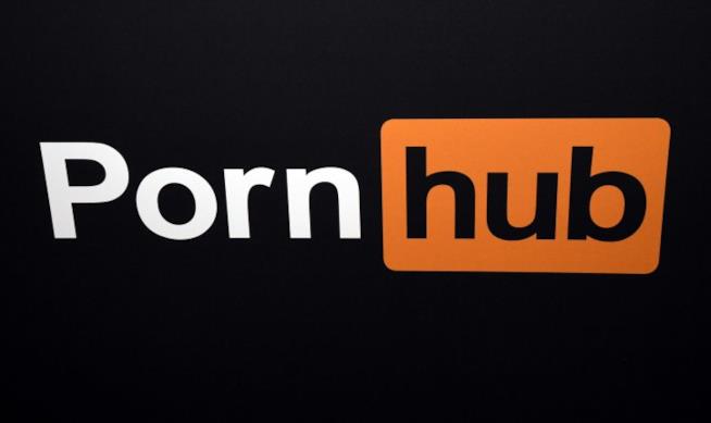 Pornhub in aiuto dei non udenti: arrivano i sottotitoli nei video hard Logo di Pornhub
