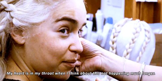 Emilia Clarke riflette su cosa voglia dire salutare Daenerys per sempre Emilia Clarke dice addio alla parrucca di Dany