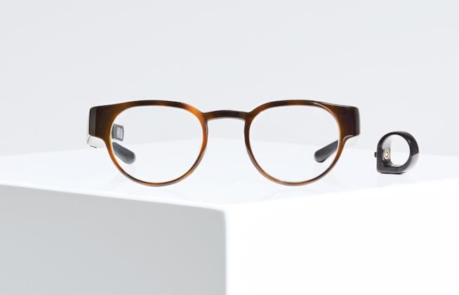 Focals, gli occhiali smart con immagini olografiche e supporto ad Alexa Immagine stampa con gli occhiali Focals e l'anello Loop