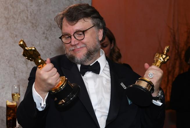 Guillermo del Toro con i suoi 2 Oscar Guillermo del Toro con gli Oscar vinti per La forma dell'acqua