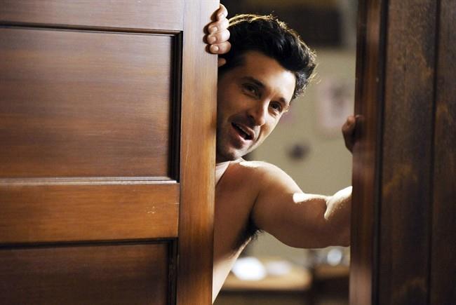 Derek Shepherd apre la porta ed è nudo. Al di là della porta c'è un Derek Shepherd nudo.