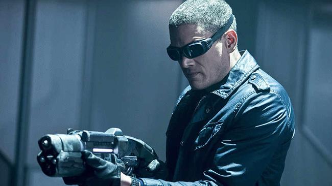 Captain Cold torna nel crossover dell'Arrowverse Captain Cold con la pistola in mano