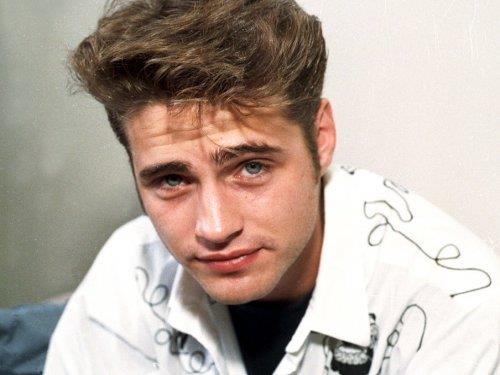 Jason Priestley è Brandon Walsh Un primo piano di Jason Priestley nei panni di Brandon Walsh