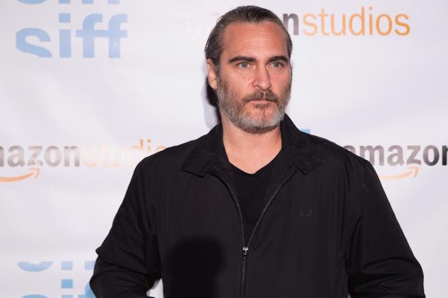 Joaquin Phoenix ha cominciato a calarsi nei panni del Joker Mezzobusto di Joaquin Phoenix su sfondo pubblicitario