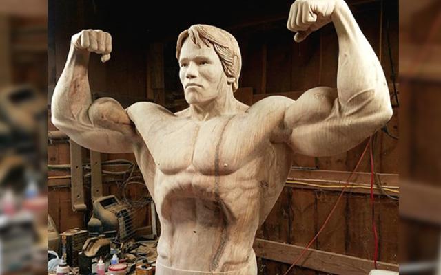 L'intagliatore James O'Neal ha realizzato un Arnold Schwarzenegger di legno La scultura in legno che riproduce le fattezze di Schwarzy