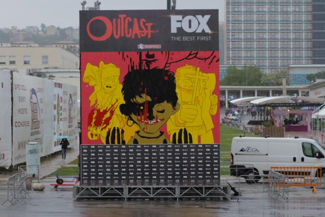 Per il lancio di Outcast viene lanciato un progetto internazionale di street art Il murales di Rathiger realizzato al Napoli ComiCon