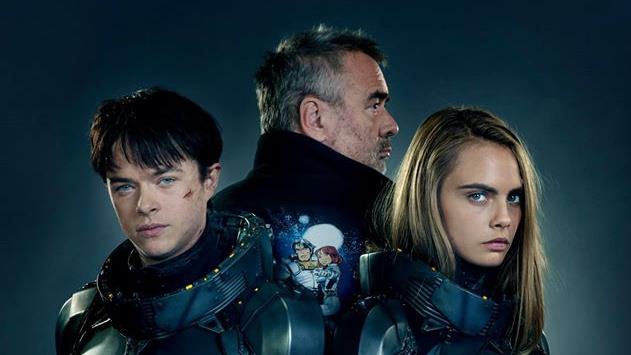 Luc Besson sta girando il film sci-fi con Cara Delevingne e Dane DeHaan. Luc Besson, Cara Delevingne e Dane DeHaan in una foto del film Valerian
