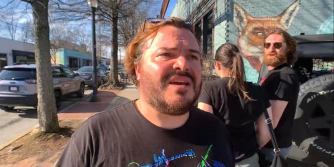 Jack Black è protagonista di una nuova versione del meme Distracted Boyfriend Jack Black, attore, musicista e comico