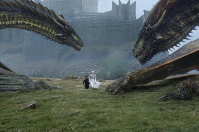 Riassunto della 7x06 di Game of Thrones Daenerys e Tyrion con due draghi a Roccia del Drago