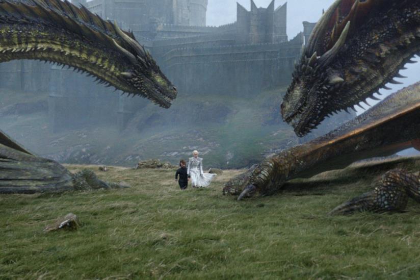 Riassunto della 7x06 di Game of Thrones Daenerys e Tyrion con due draghi a Roccia del Drago