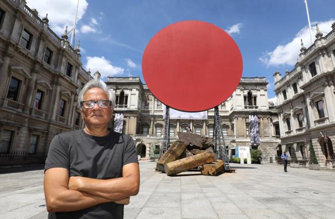 Turista italiano cade inavvertitamente in un'opera d'arte in Portogallo L'artista Anish Kapoor