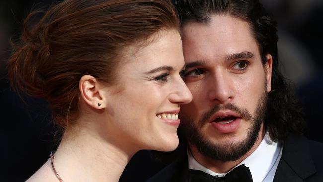 Jon Snow (Kit Harington) e Ygritte (Rose Leslie) sono una coppia anche nella realtà Kit Harington e Rose Leslie insieme sul red carpet degli Olivier Awards